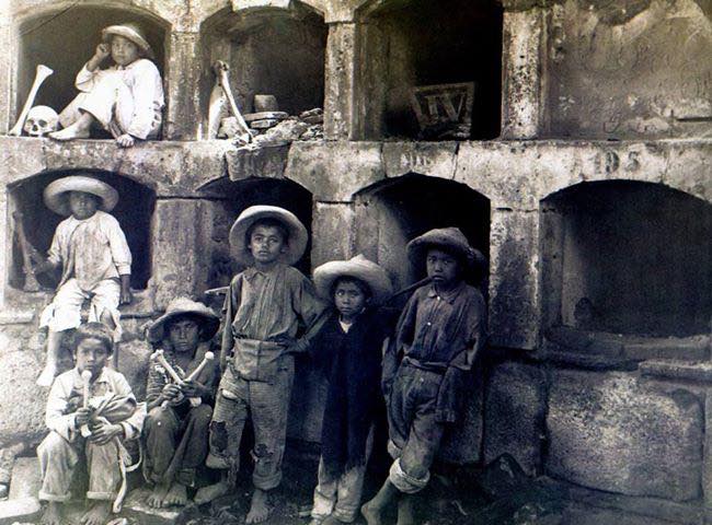 Niños Jugando con Huesos y Cráneos ~ Mexico 1910.jpg
