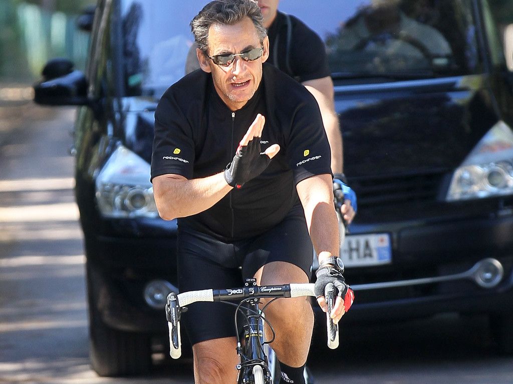 Nicolas-Sarkozy-fait-du-velo-pendant-ses-vacances-a-Bregancon-le-18-juillet-2011_exact1024x768_l.jpg