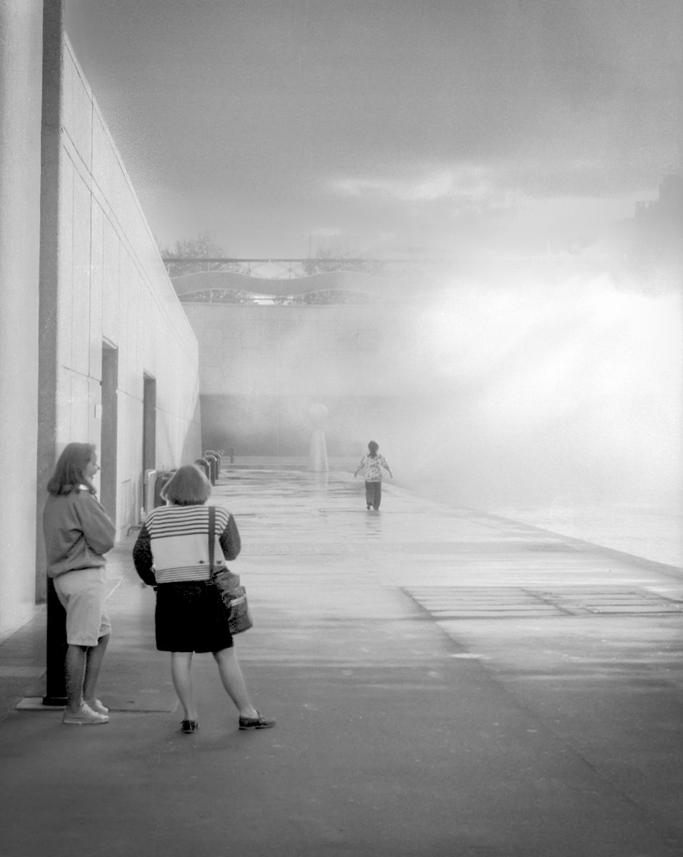 Paris_1990_Menschen_im_Spruehnebel_WEB.jpg