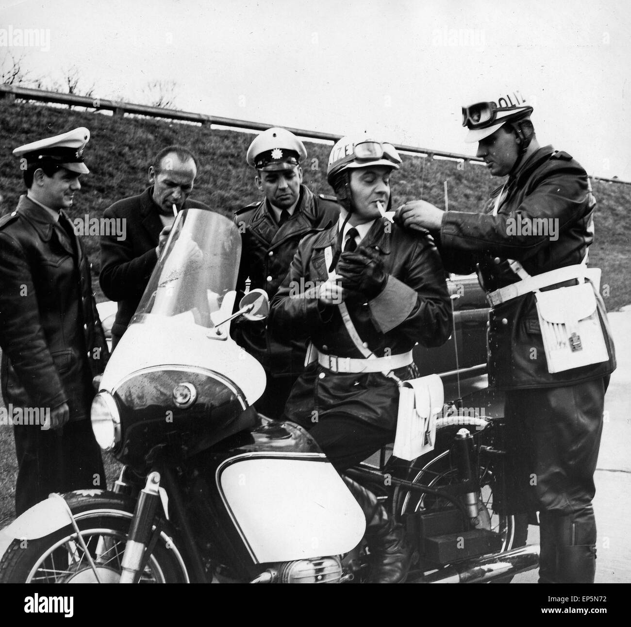 polizeifunk-ruft-fernsehserie-deutschland-1966-1970-regie-hermann-EP5N72.jpg