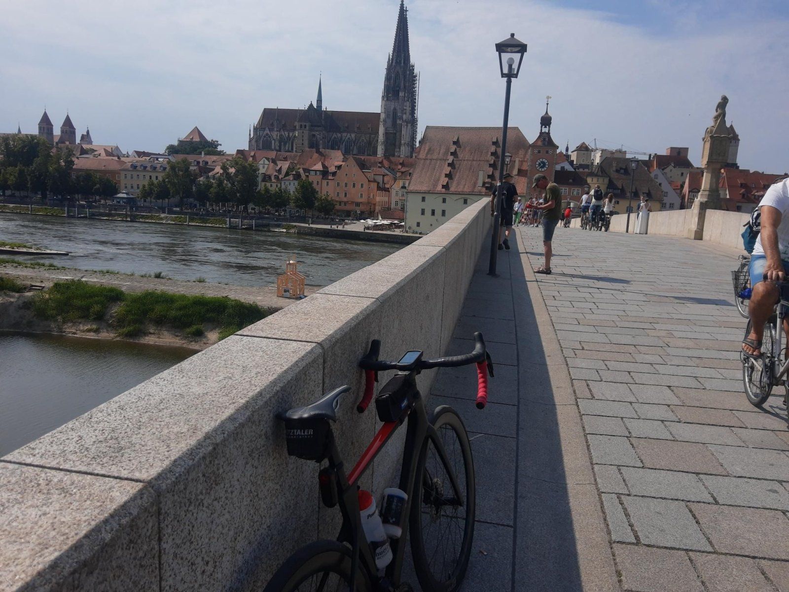 Regensburg Steinerne Brücke u. Dom.jpg