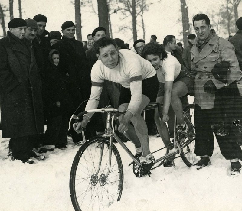 René André and Lyli Herse at a cyclocross race in Paris.jpg