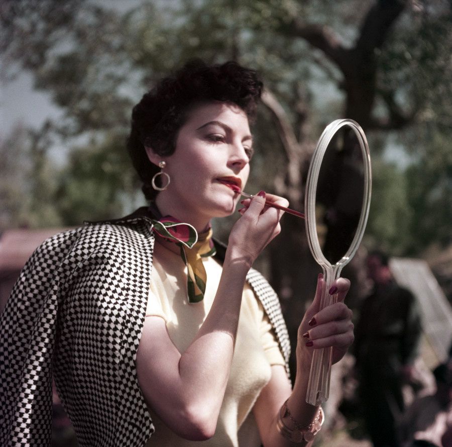 Robert Capa-Ava Gardner on the set of ‘The Barefoot Contessa’(Tivoli, ITA 1954).jpg