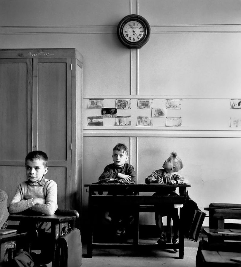 Robert Doisneau - Le cadran scolaire, Paris (The school clock, Paris) 1956.jpg