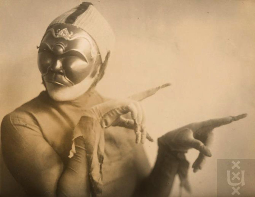 Rote Groteske__ Gertrud Leistikow in Gretet Kots Mask - Hanna Elkan 1926.jpg