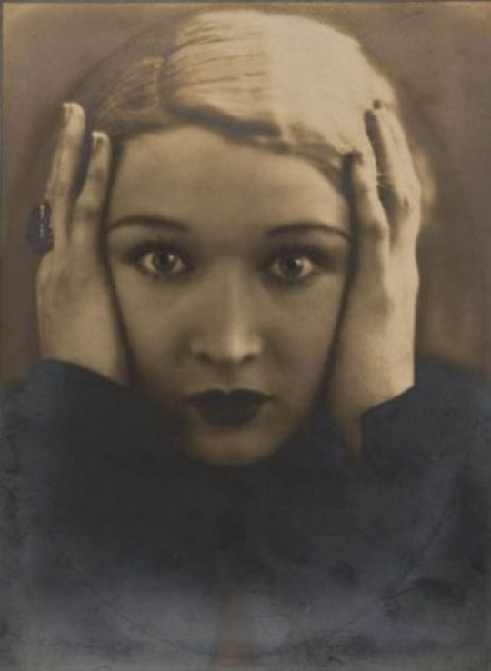 Studio Wagram- Femme-pendule, années 1930.jpg