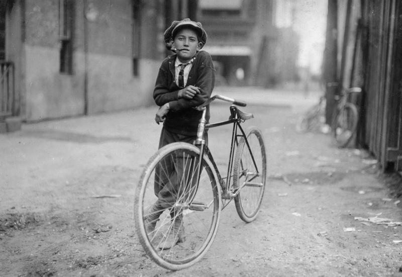 sw Foto Fahrradjunge 1910.png