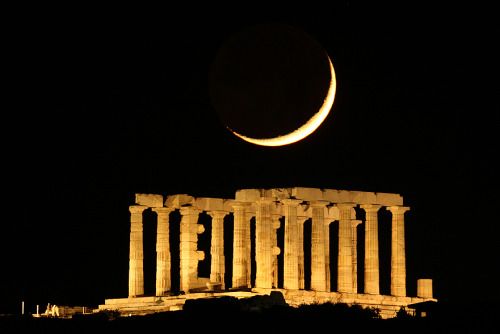 The Moon sets behind the temple of Poseidon at Sounio 1.jpg