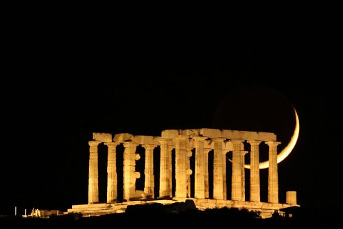 The Moon sets behind the temple of Poseidon at Sounio 2.jpg