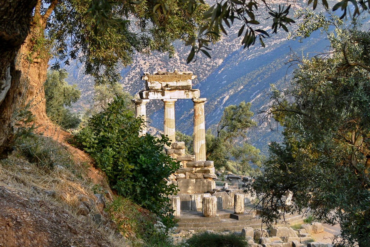 This is a temple to Athena in the site of Delfi Hellas.jpg