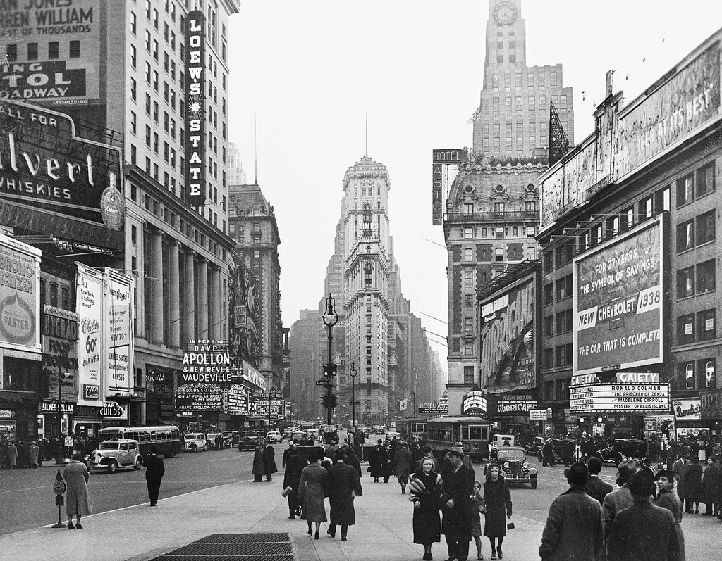 Times Square, New York City, 1938.jpg