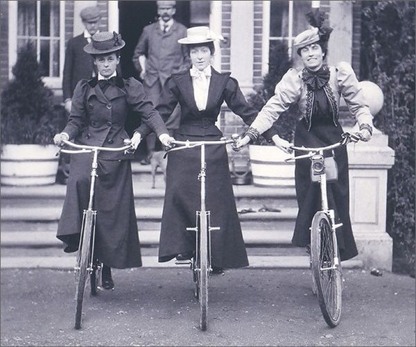 tre-donne-in-bici-con-la-gonna-women-on-a-bike.jpeg