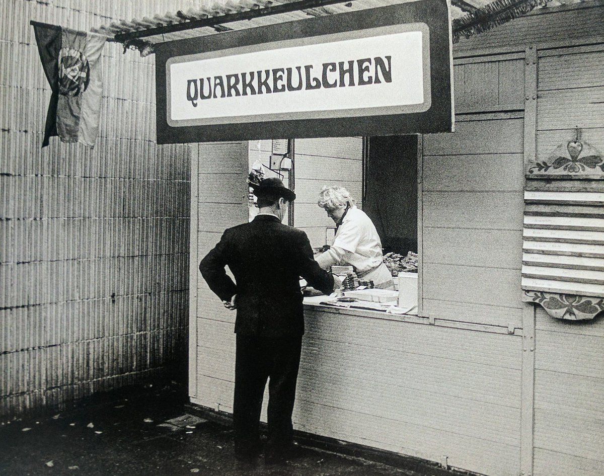 Udo Hesse - Weihnachtsmarkt, Berlin-Mitte, 1982.jpg