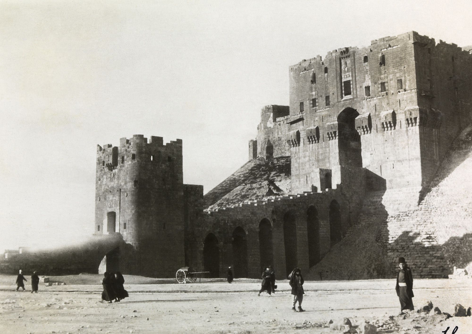 Walter Mittelholzer - Castell in Aleppo (1925).jpg