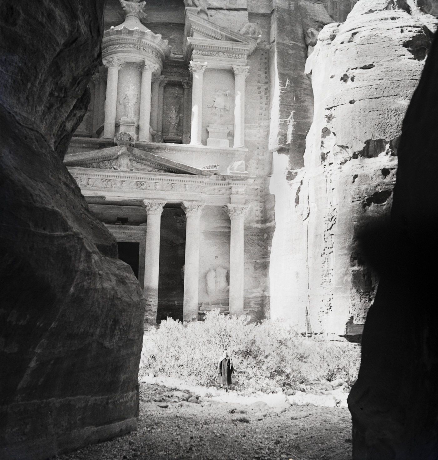 Walter Mittelholzer - Felsgrab Khazne al-Firaun, Petra [Rock Tomb Khazne al-Firaun, Petra] 1934.jpg