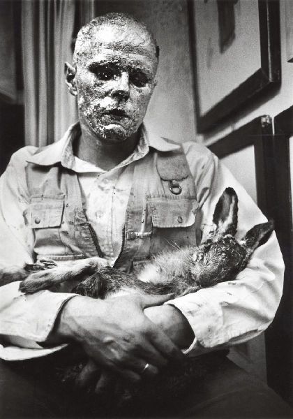 walter-vogel-foto-joseph_beuys_toten hasen_galerie_schmela.jpg