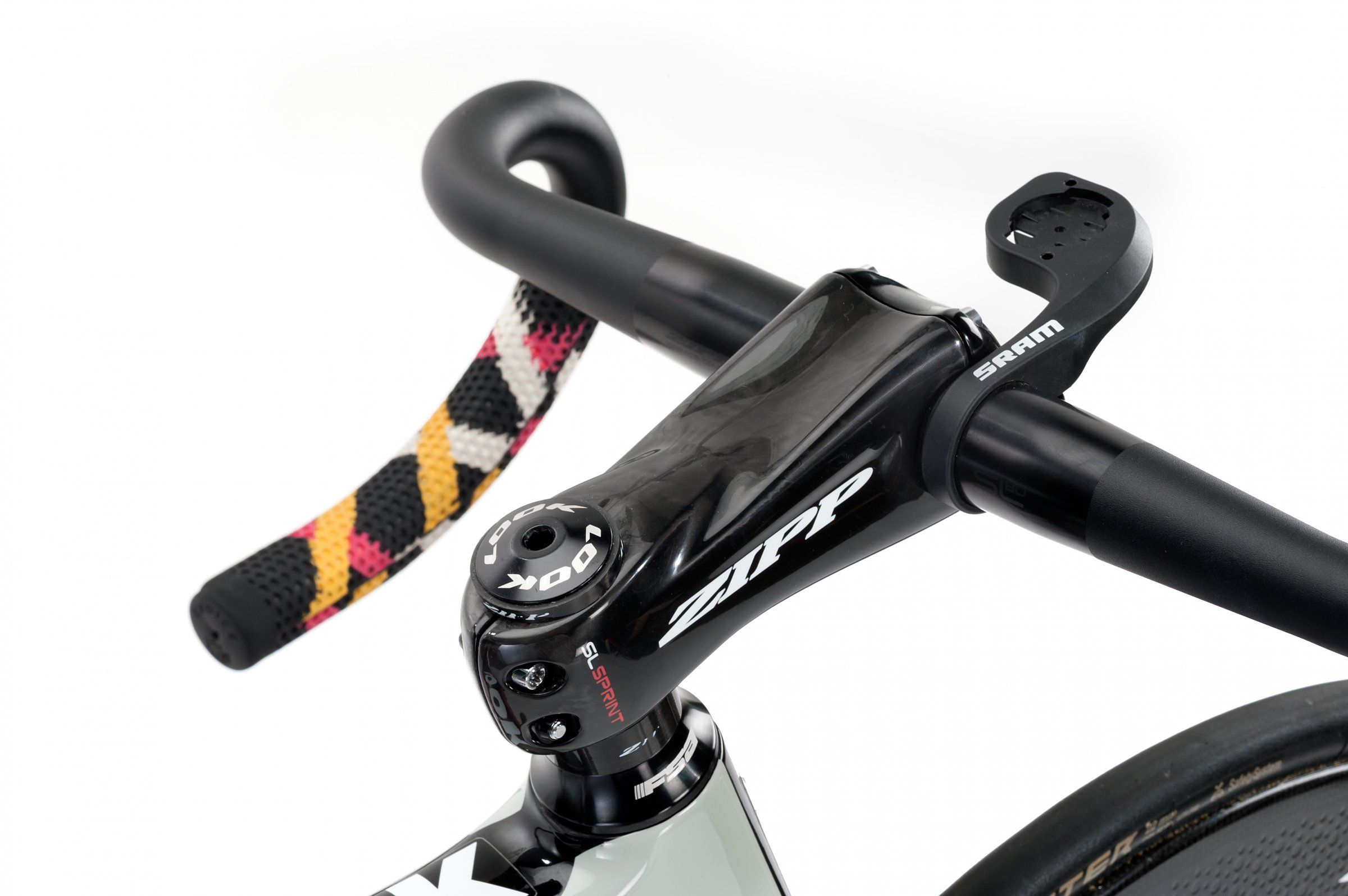 Zipp_CustomSuper9_808_Look_TrackBike_hero_bar_stem_detail3.jpg