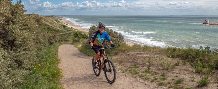 duinen strand zee kust fietser mountainbiken buitensport.jpg