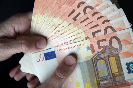 streit-ums-geld-in-der-beziehung-vermeiden-schlichten-finanzielle-probleme-partnerschaft-tipps...jpg