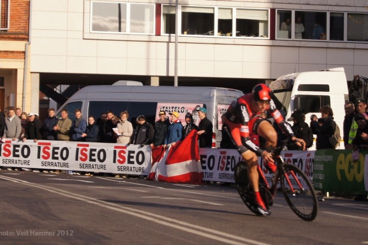 Giro d’Italia: Taylor Phinney gewinnt den Prolog und übernimmt Rosa