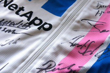 Verlosung: Gewinnt ein handsigniertes NetApp-Trikot im streng limitierten Giro-Design und mehr