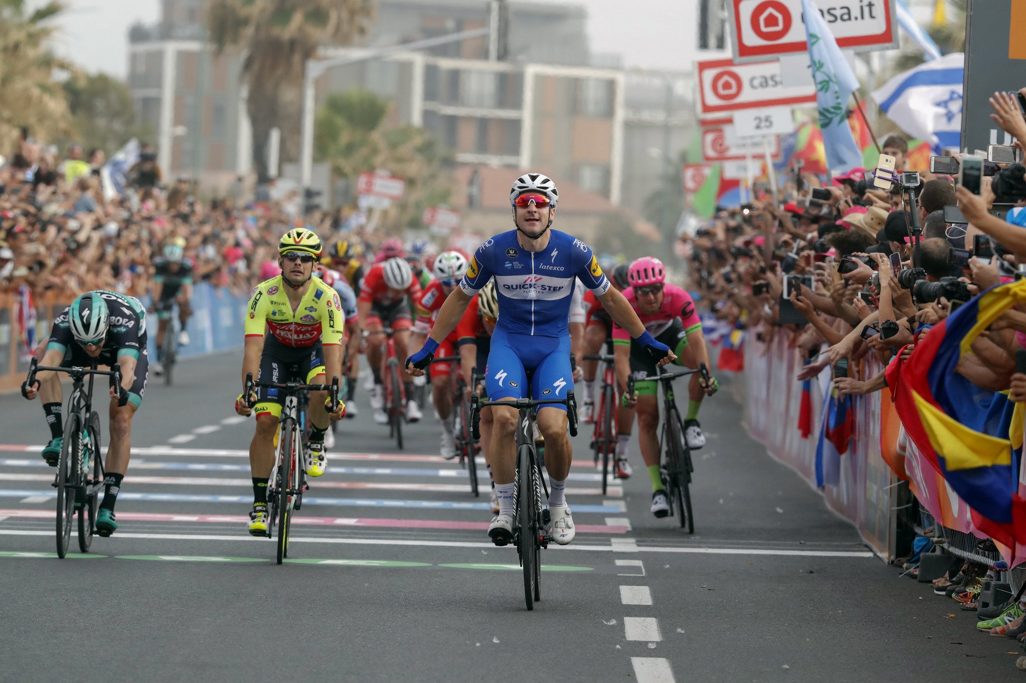 Giro d’Italia 2018 – 2. Etappe: Viviani gewinnt Sprint – Max Schachmann weiter in Weiß