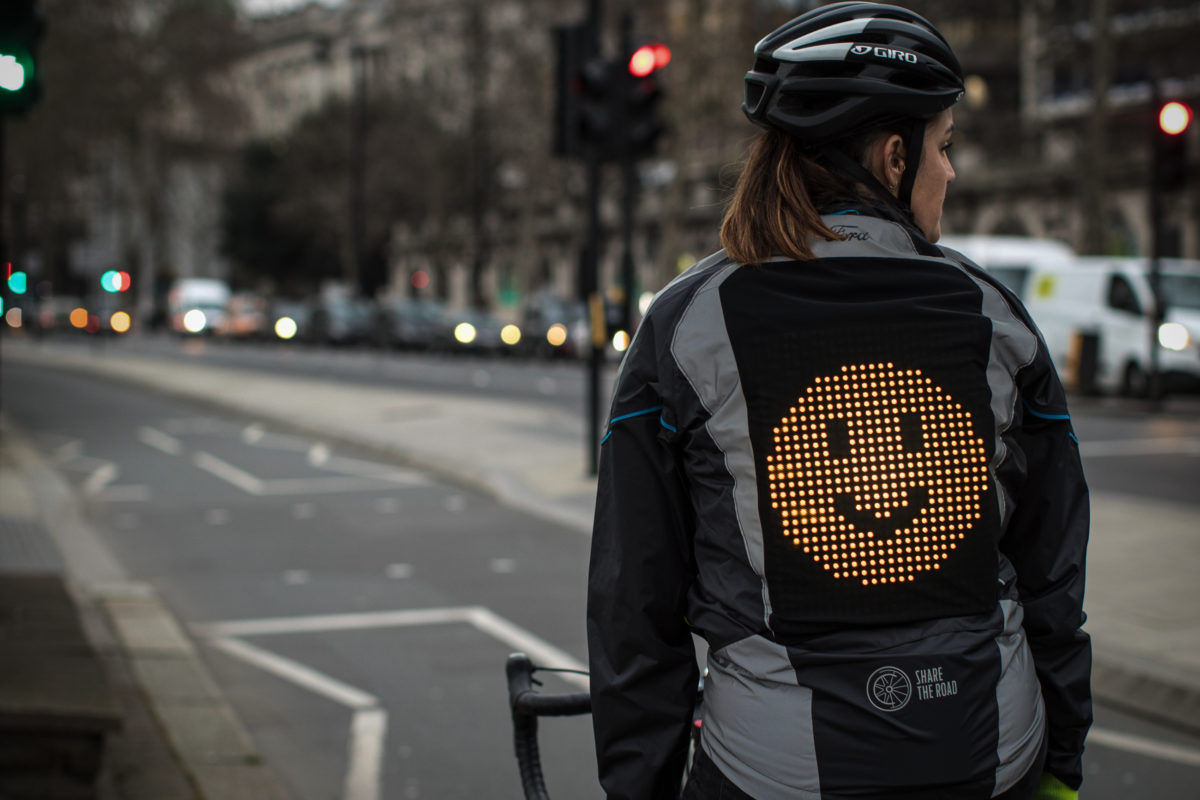 Emoji-Jacke von Ford: Radfahrer senden Autofahrern Gefühle