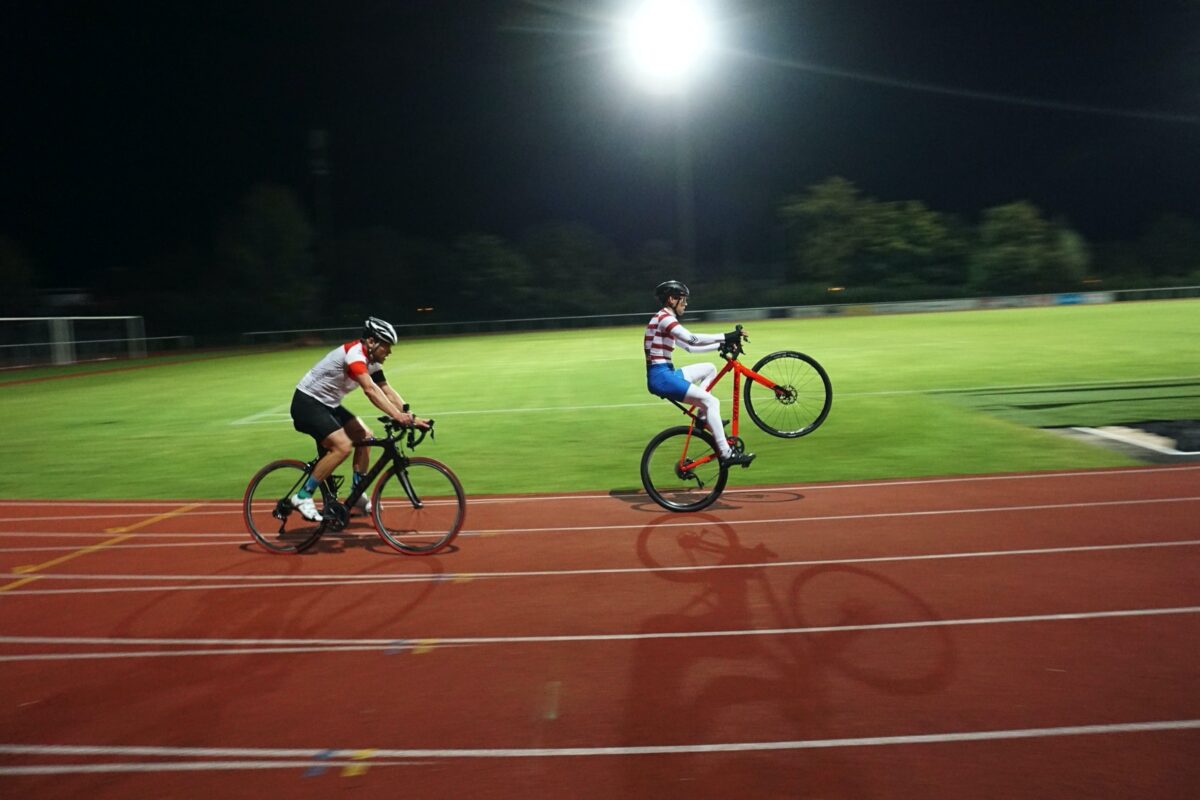 Neuer Wheelie Weltrekord: Über 30 km auf dem Hinterrad