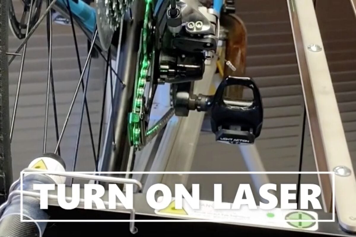 Präzision in Grün: Laser-Ausrichtungswerkzeug für Fahrradmechaniker