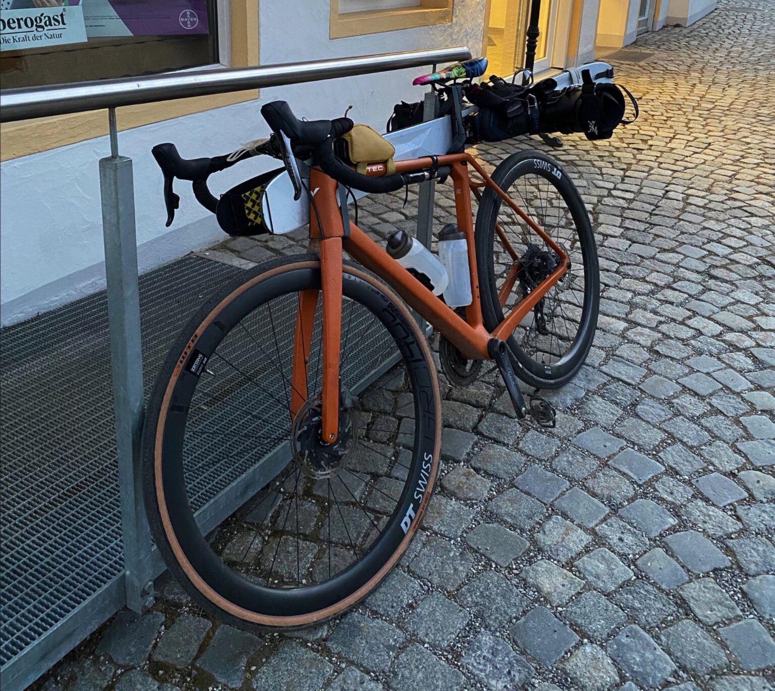 So geht by fair means Ski auf dem Fahrrad transportieren