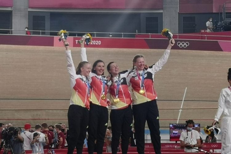 Deutscher Frauen Bahn-Vierer gewinnt in Tokio: Mit Weltrekord-Hattrick zu Olympiagold