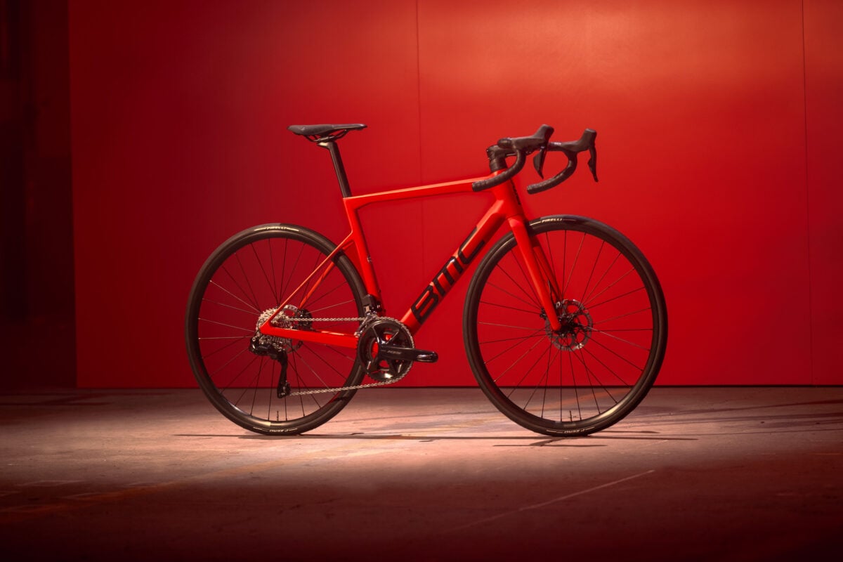 Neue BMC Teammachine SLR 2025: Vollintegrierter Klassiker für Rennfahrer