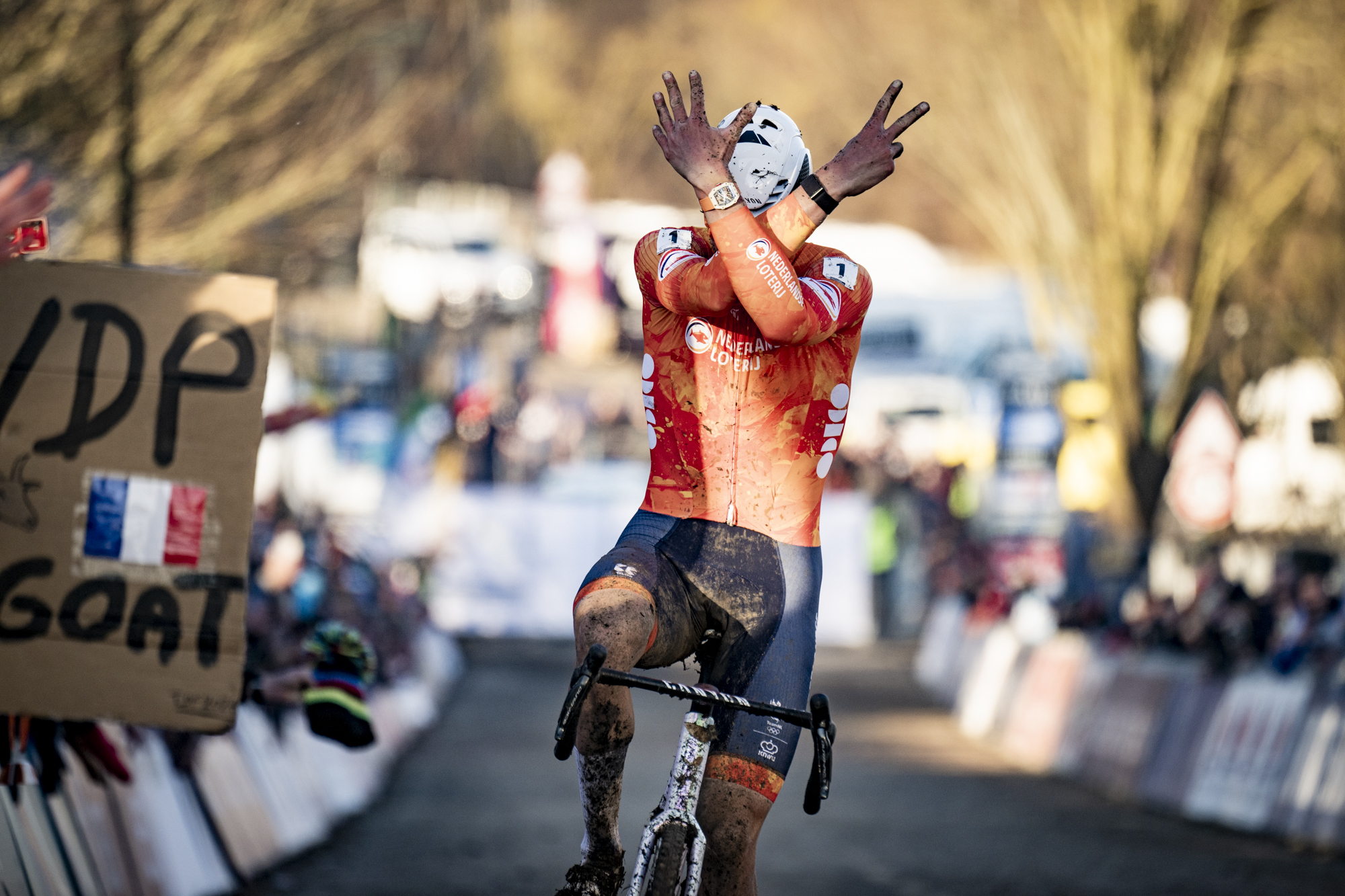 Van der Poel egalisiert Rekord: Siebter Cyclocross WM-Titel für MvDP